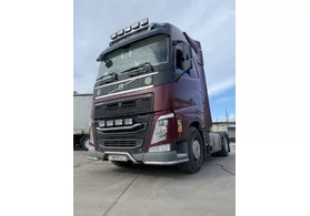  Защита бампера VOLVO FH из трех частей без интеграции маркерных фонарей.